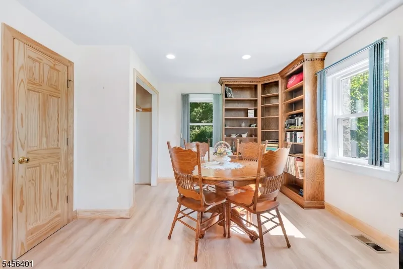 13 Hopatchung Rd Hopatcong, NJ 07843