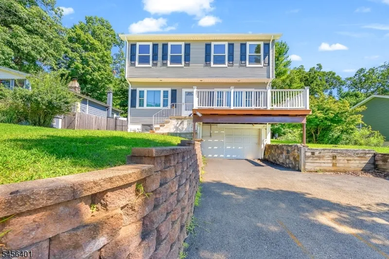 13 Hopatchung Rd Hopatcong, NJ 07843