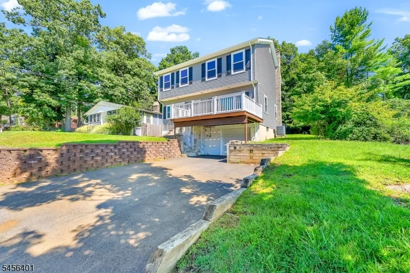 13 Hopatchung Rd Hopatcong, NJ 07843