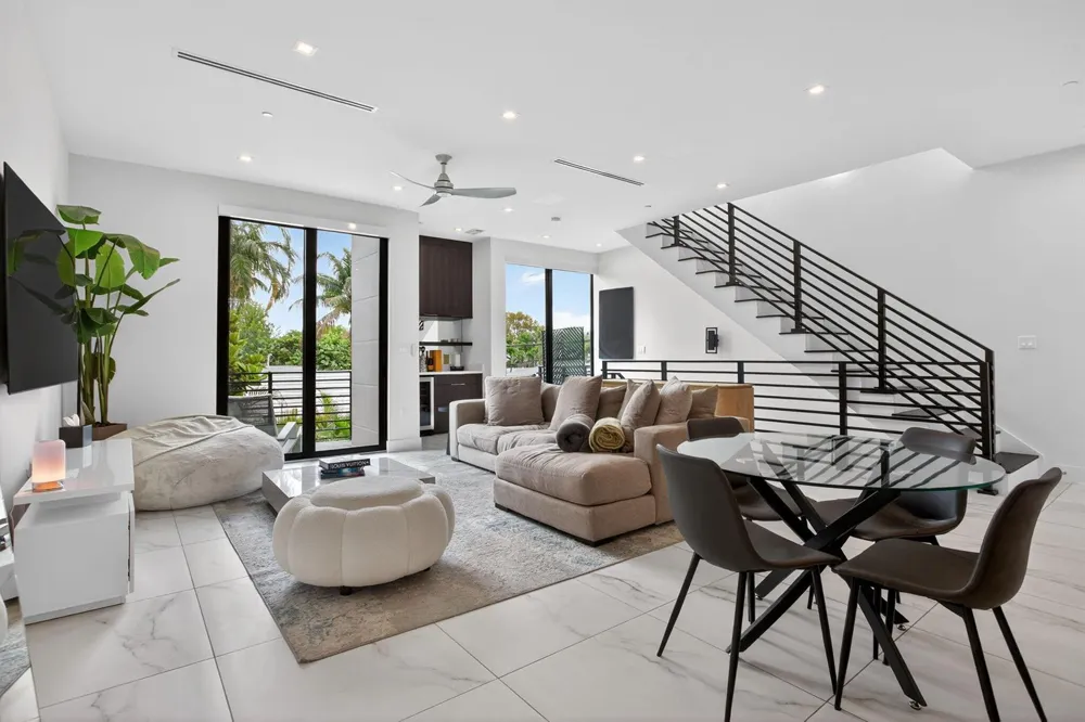 1044 VICTORIA PARK ROAD Fort Lauderdale, FL 33304
