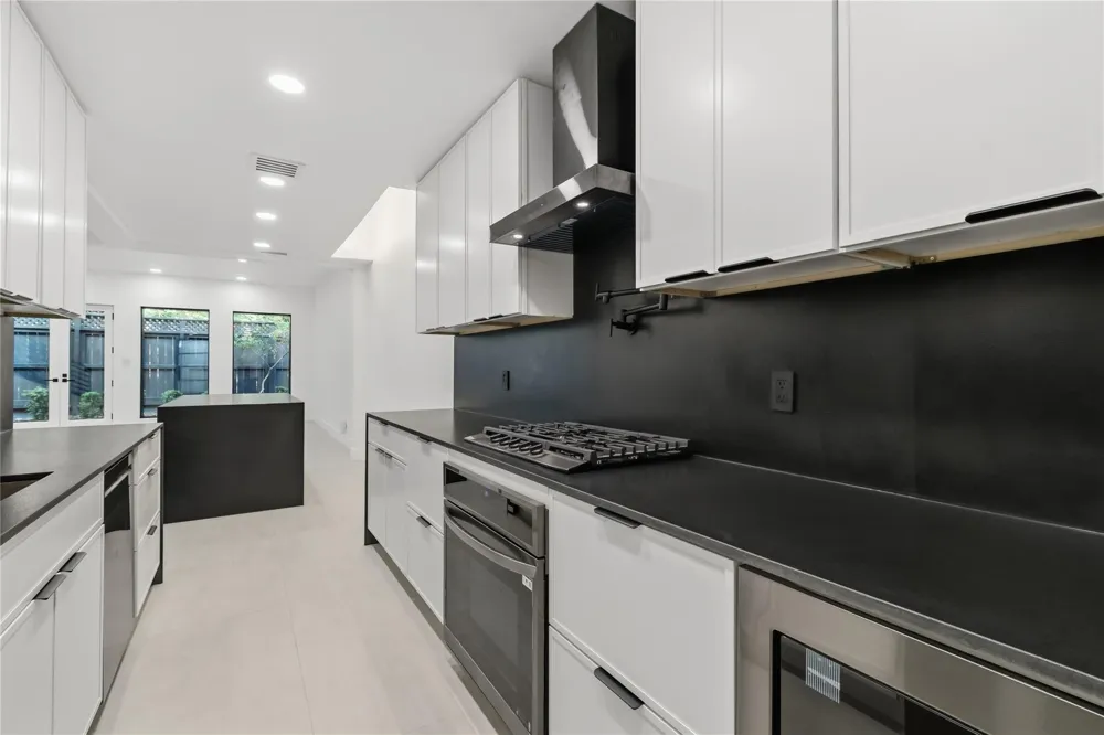 54 Legend Lane Houston, TX 77024
