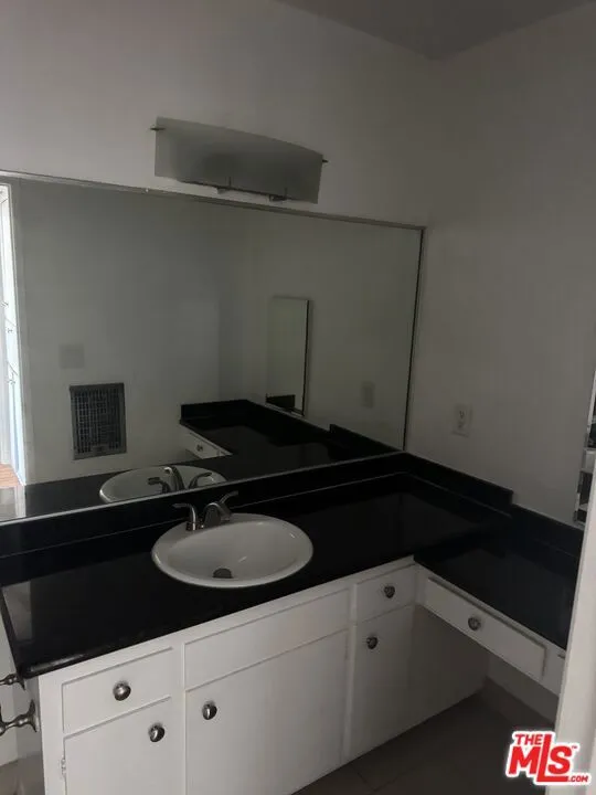 425 S Kenmore Avenue #311 Los Angeles, CA 90020