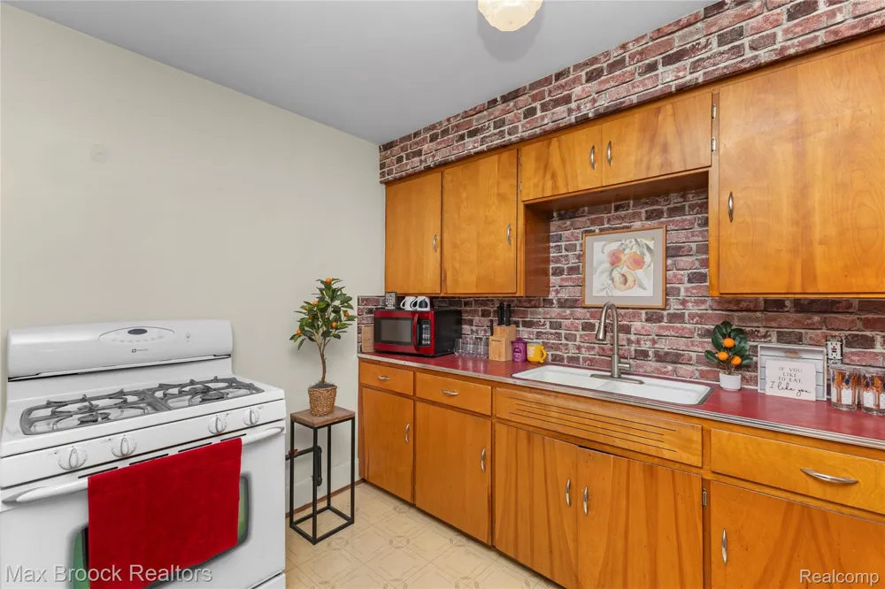 2222 Montroyal Avenue Waterford Charter Township, MI 48328