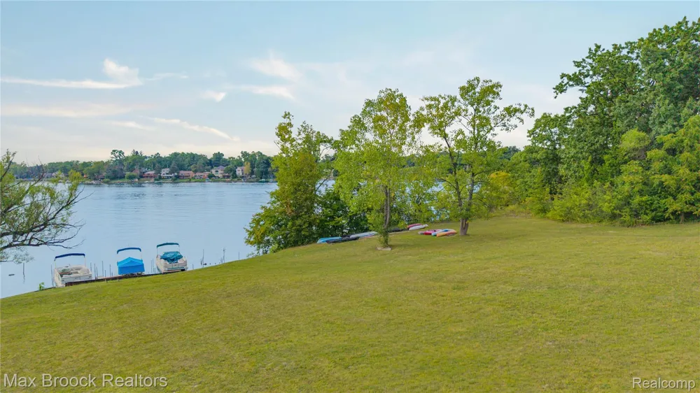 2222 Montroyal Avenue Waterford Charter Township, MI 48328