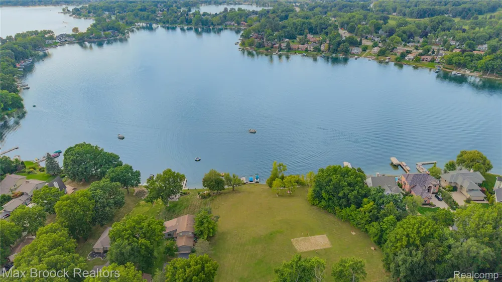 2222 Montroyal Avenue Waterford Charter Township, MI 48328