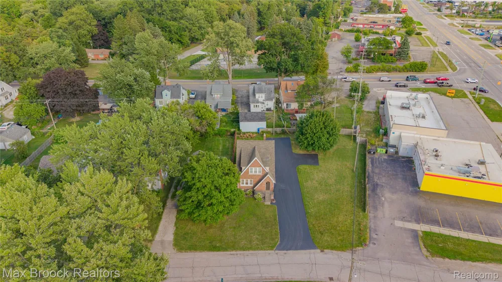 2222 Montroyal Avenue Waterford Charter Township, MI 48328