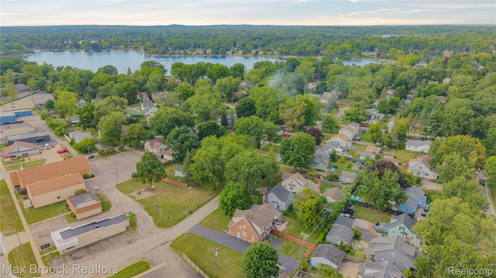 2222 Montroyal Avenue Waterford Charter Township, MI 48328