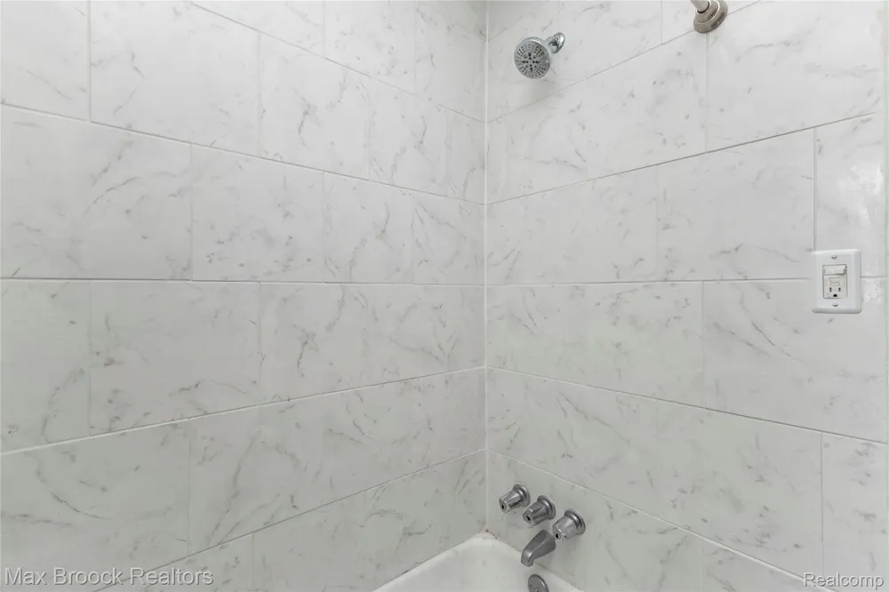 2222 Montroyal Avenue Waterford Charter Township, MI 48328