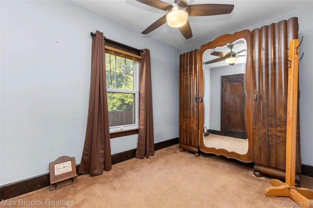 2222 Montroyal Avenue Waterford Charter Township, MI 48328