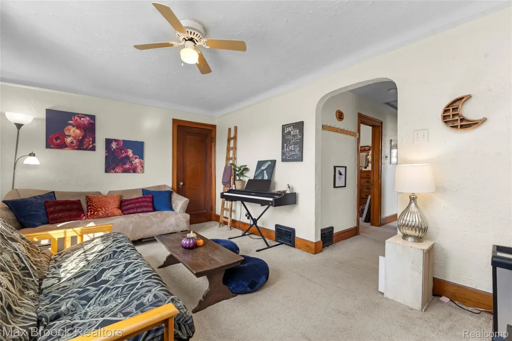 2222 Montroyal Avenue Waterford Charter Township, MI 48328