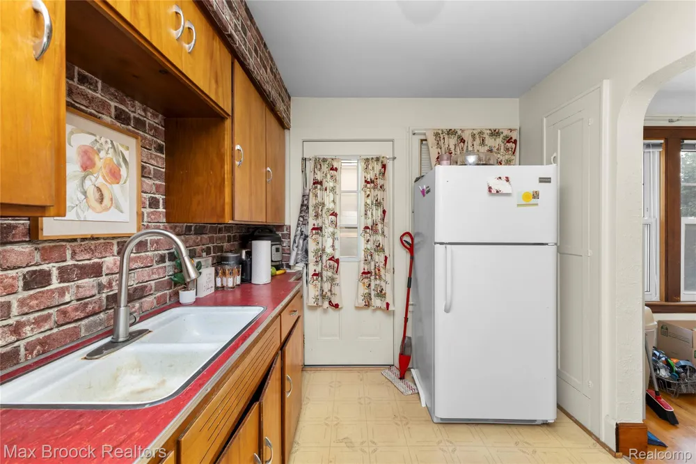 2222 Montroyal Avenue Waterford Charter Township, MI 48328