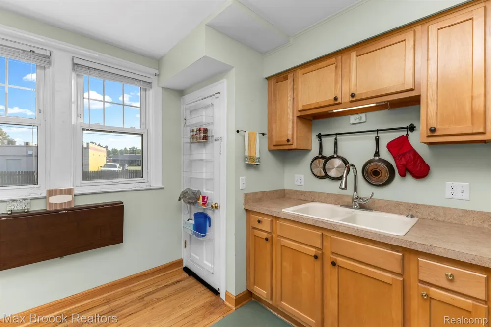 2222 Montroyal Avenue Waterford Charter Township, MI 48328