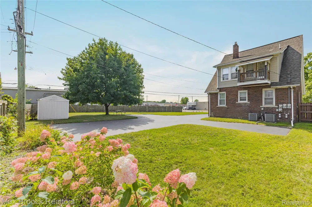 2222 Montroyal Avenue Waterford Charter Township, MI 48328