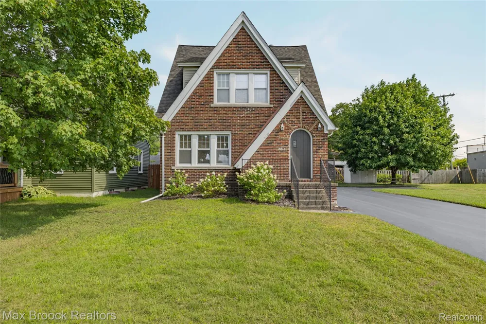 2222 Montroyal Avenue Waterford Charter Township, MI 48328