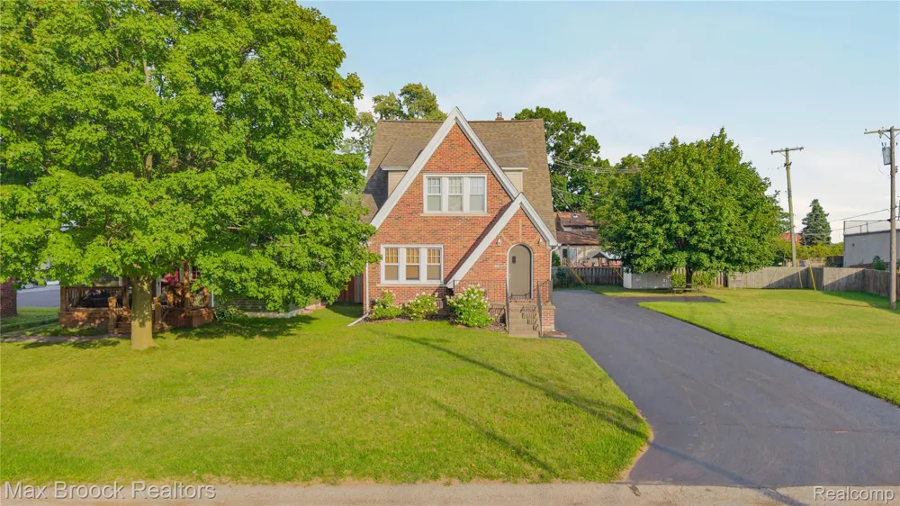 2222 Montroyal Avenue Waterford Charter Township, MI 48328