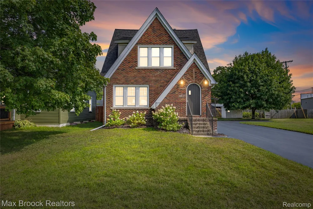 2222 Montroyal Avenue Waterford Charter Township, MI 48328