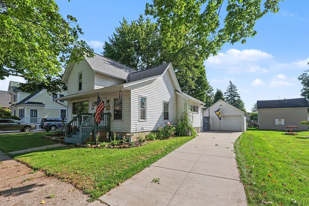 812 6th Avenue Lake Odessa, MI 48849