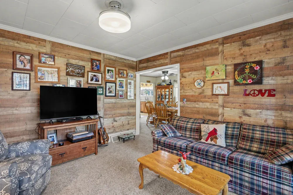 812 6th Avenue Lake Odessa, MI 48849