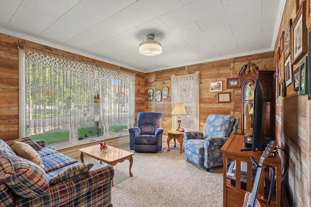 812 6th Avenue Lake Odessa, MI 48849
