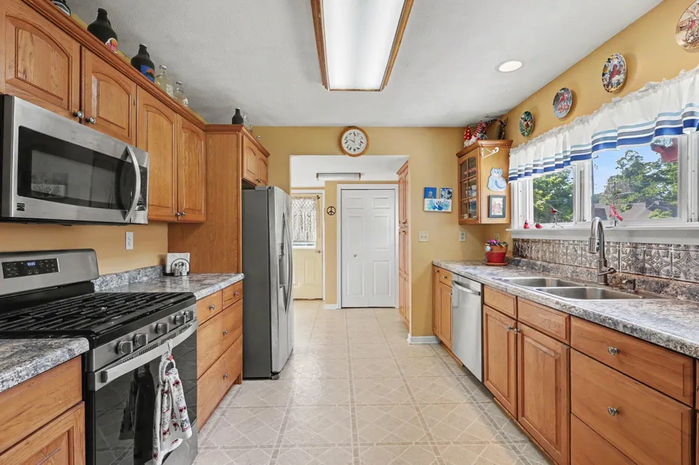 812 6th Avenue Lake Odessa, MI 48849