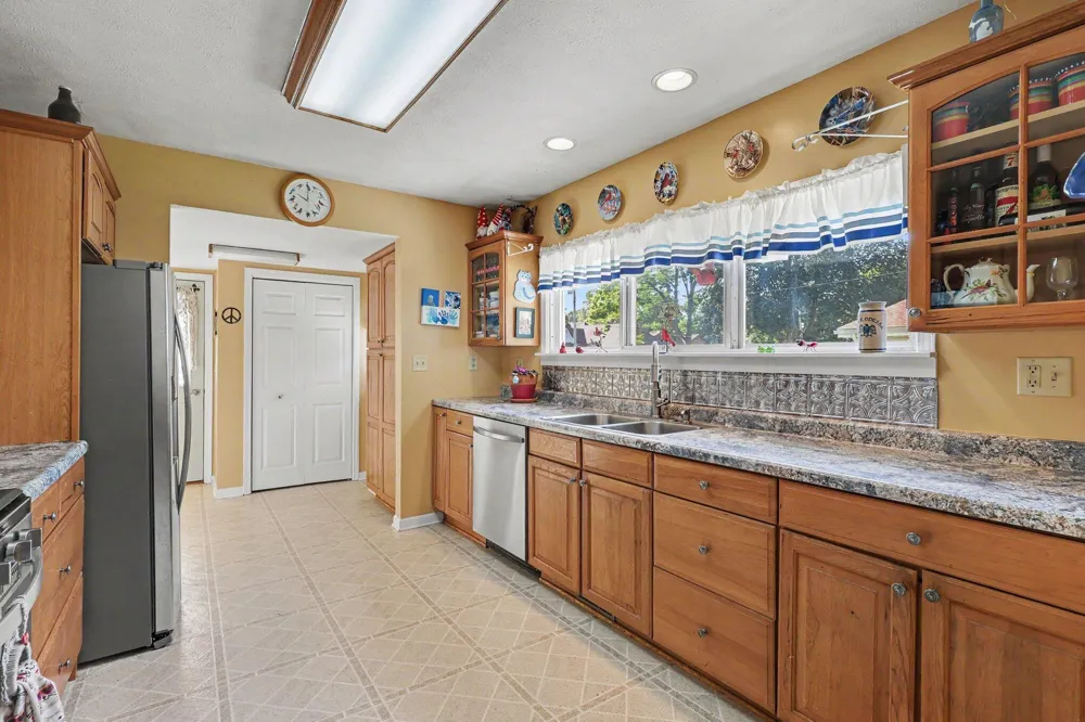 812 6th Avenue Lake Odessa, MI 48849