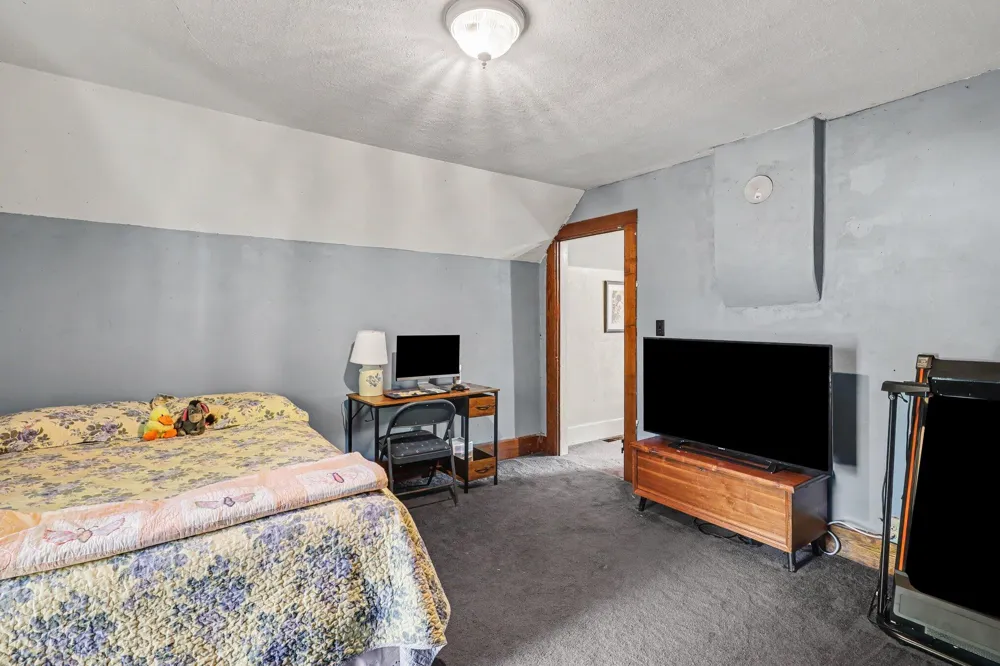 812 6th Avenue Lake Odessa, MI 48849