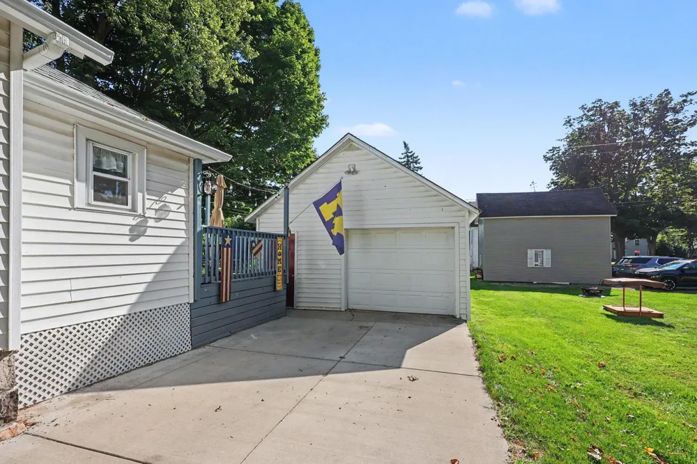 812 6th Avenue Lake Odessa, MI 48849