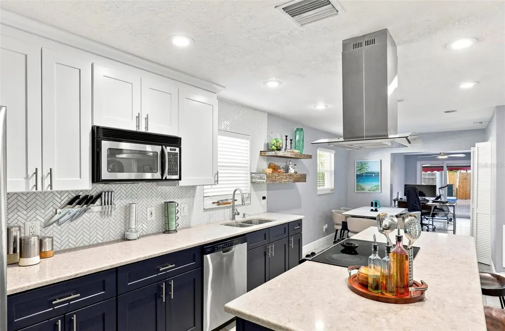 8028 25TH AVENUE St Petersburg, FL 33710