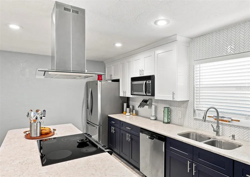 8028 25TH AVENUE St Petersburg, FL 33710