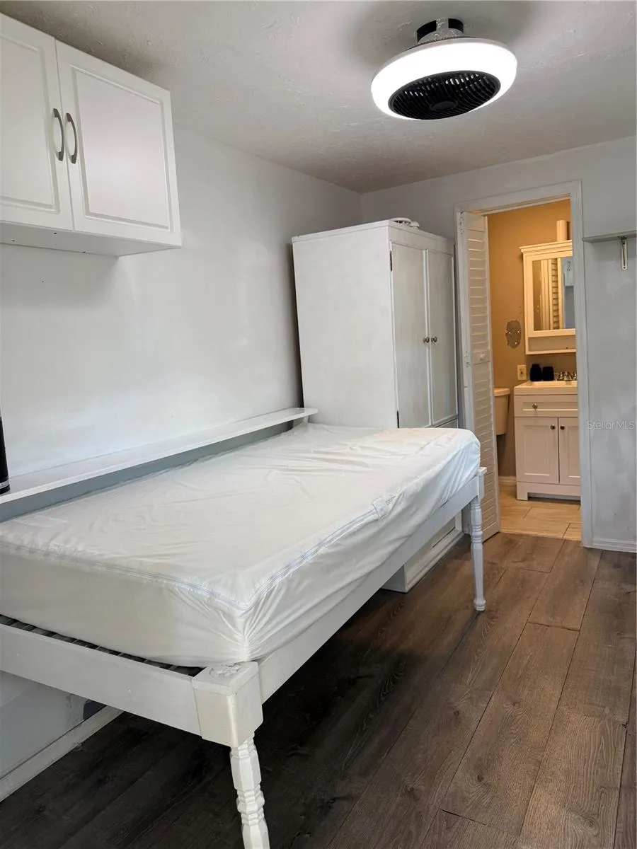 8028 25TH AVENUE St Petersburg, FL 33710