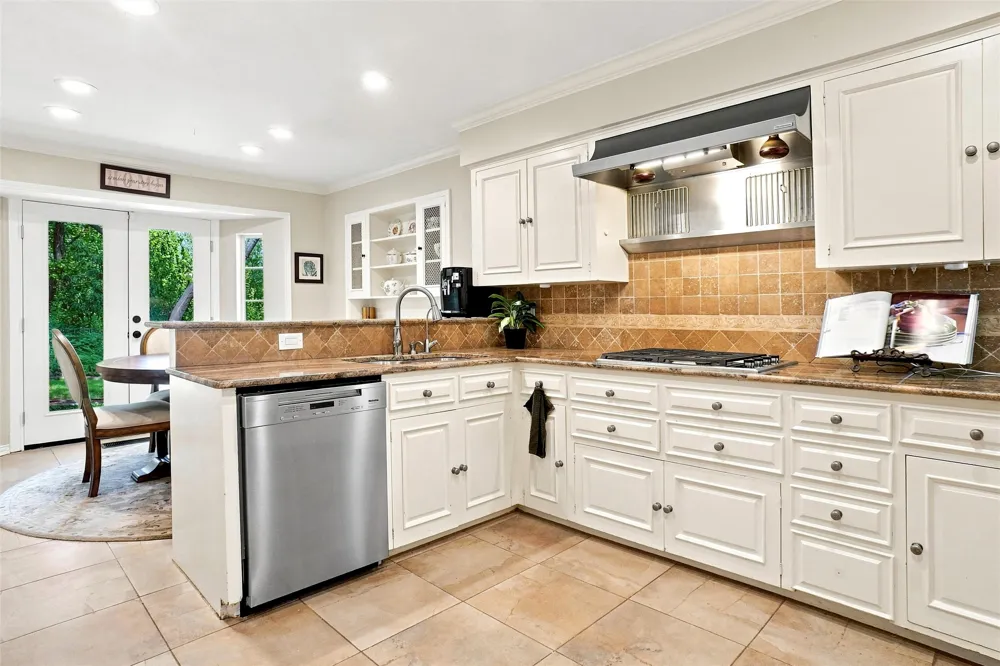 933 Blue Lake Circle Richardson, TX 75080