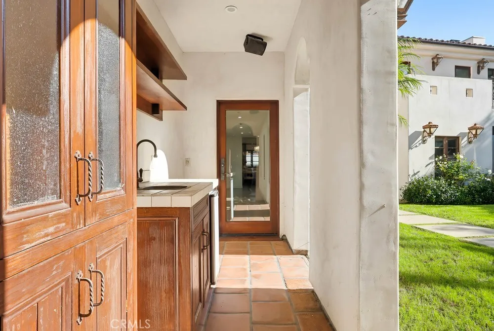 1805 Outpost Dr Los Angeles, CA 90068