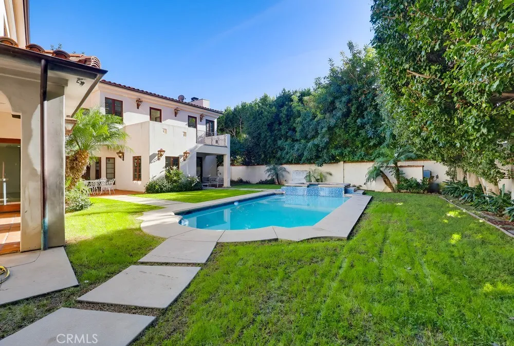 1805 Outpost Dr Los Angeles, CA 90068