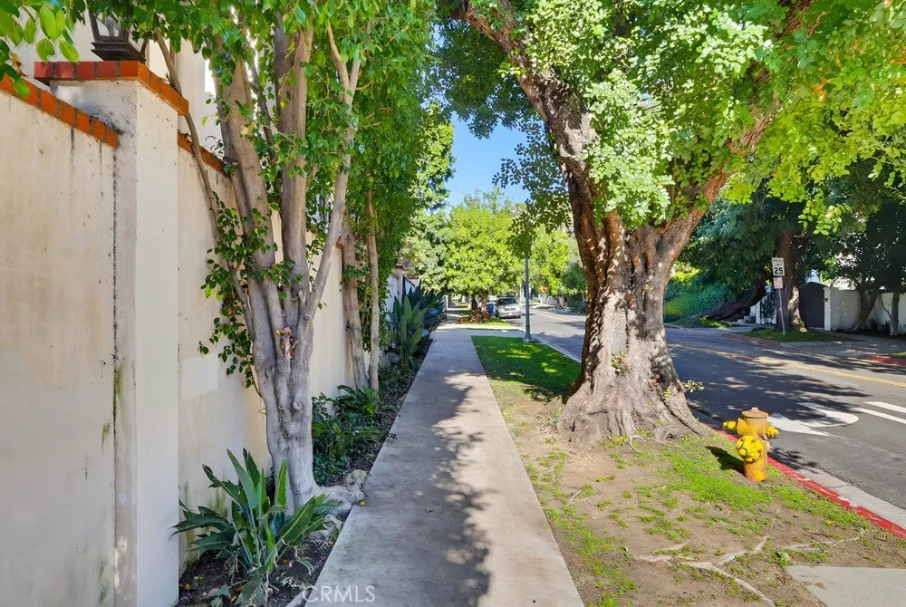 1805 Outpost Dr Los Angeles, CA 90068