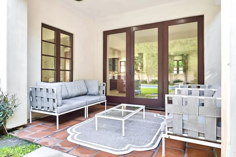 1805 Outpost Dr Los Angeles, CA 90068