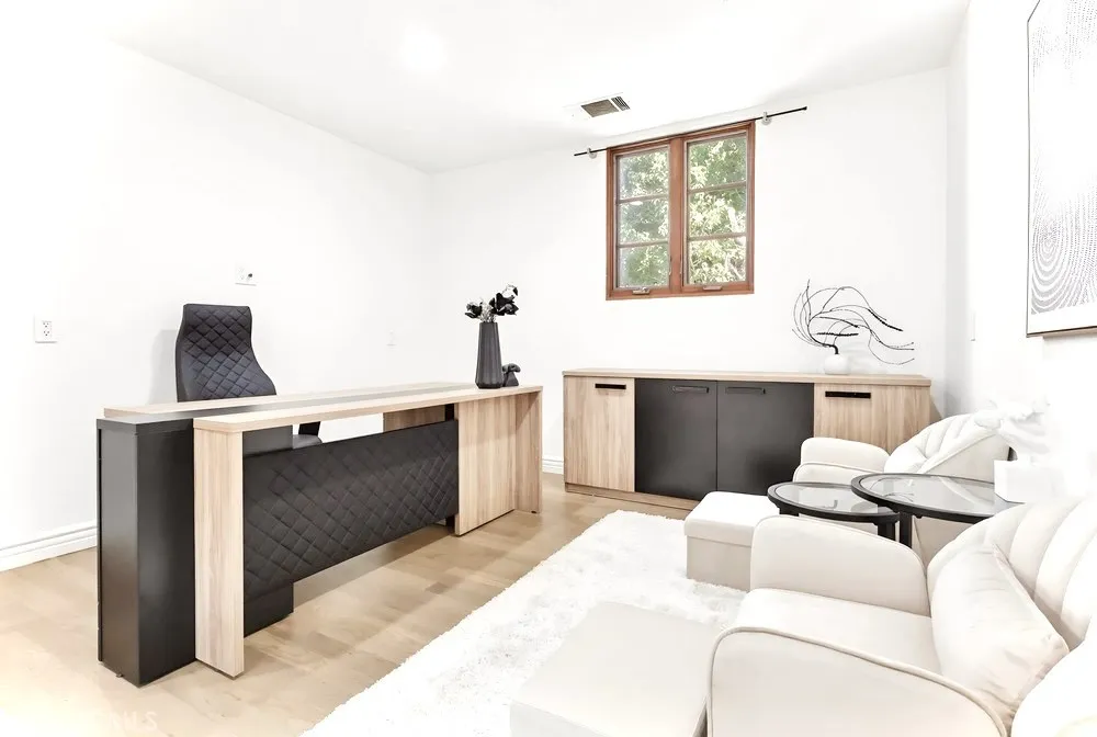 1805 Outpost Dr Los Angeles, CA 90068