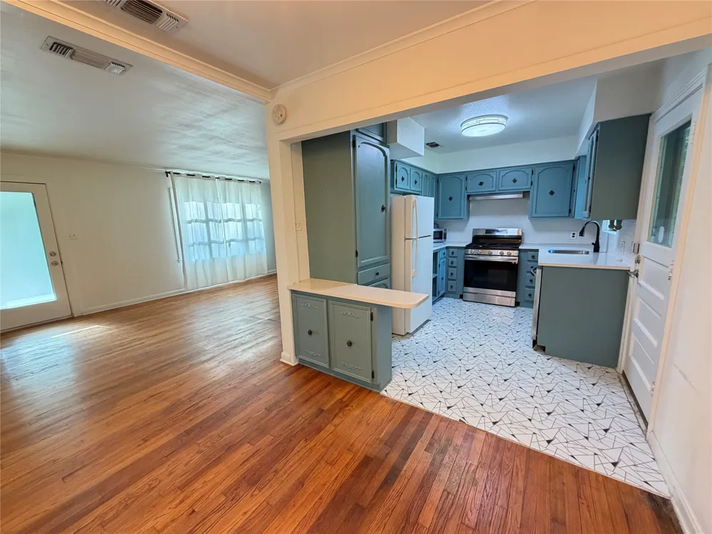 6004 Woodview Avenue Austin, TX 78757
