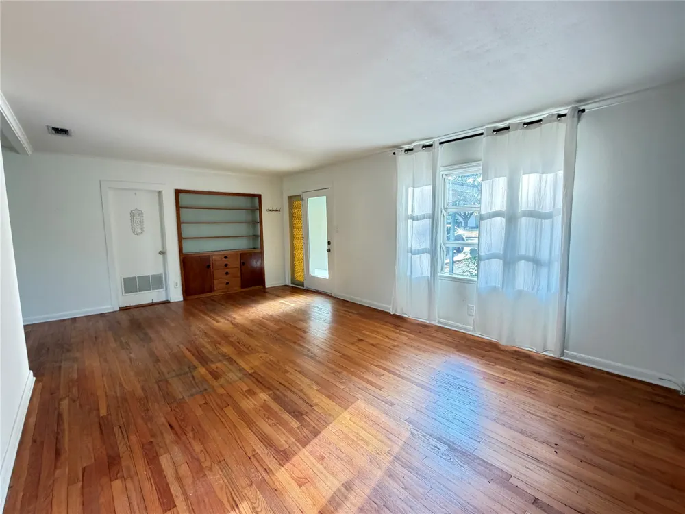 6004 Woodview Avenue Austin, TX 78757