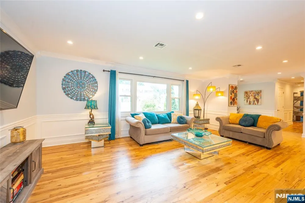 375 Queens Court Ridgewood, NJ 07450
