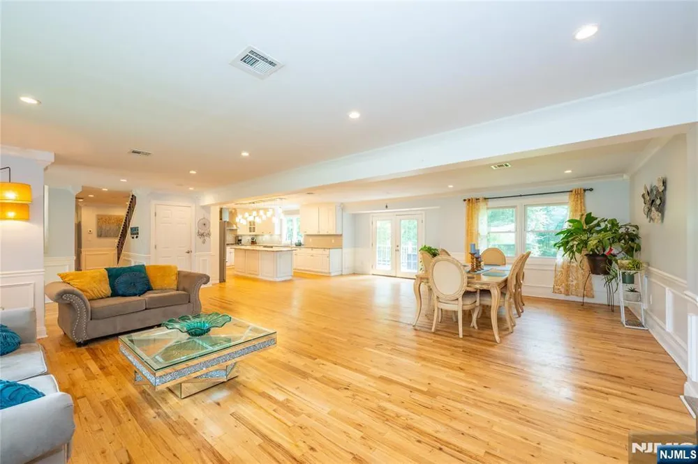 375 Queens Court Ridgewood, NJ 07450