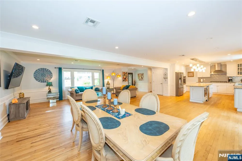 375 Queens Court Ridgewood, NJ 07450