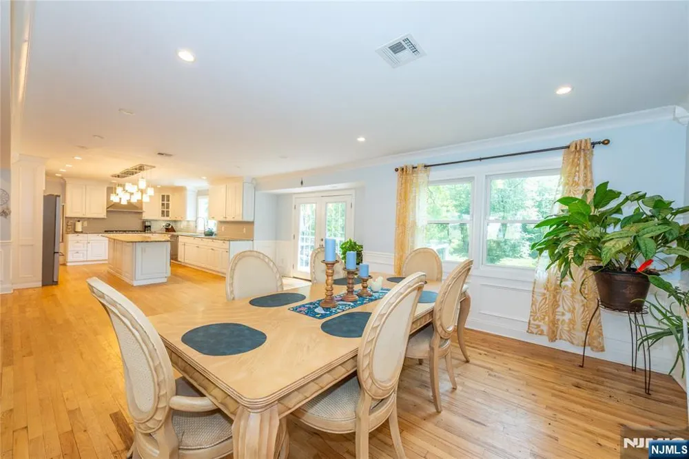 375 Queens Court Ridgewood, NJ 07450