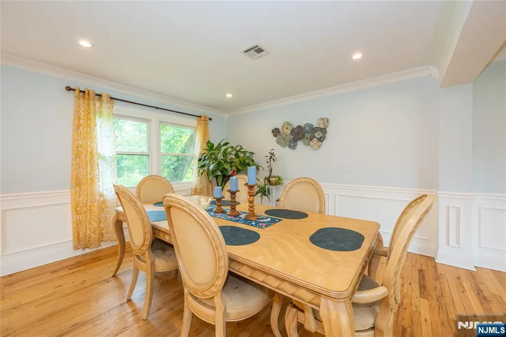 375 Queens Court Ridgewood, NJ 07450