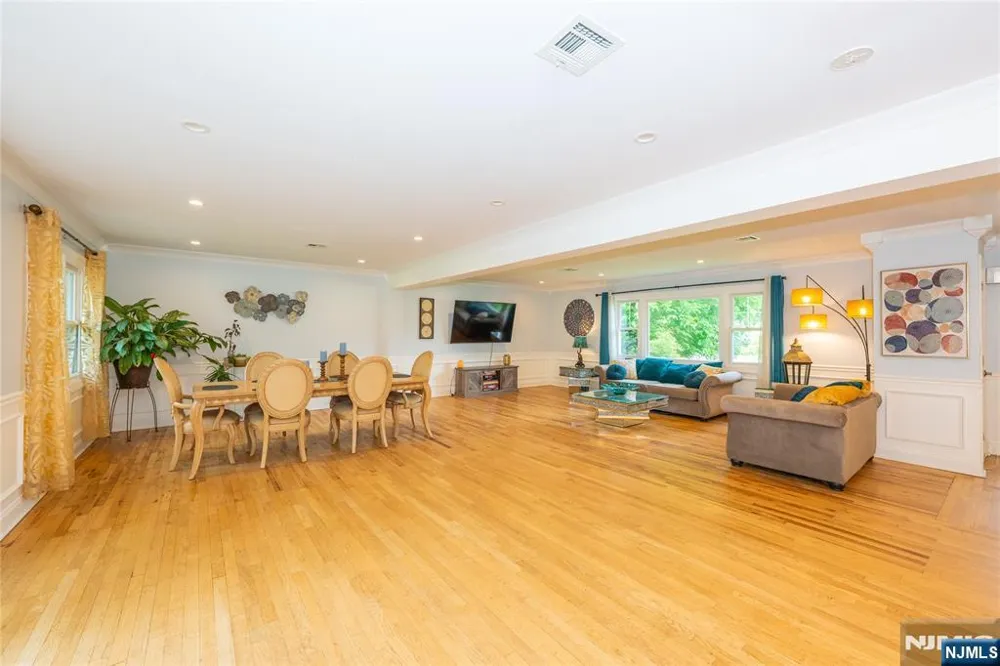 375 Queens Court Ridgewood, NJ 07450