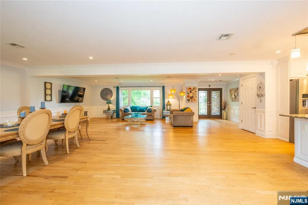 375 Queens Court Ridgewood, NJ 07450