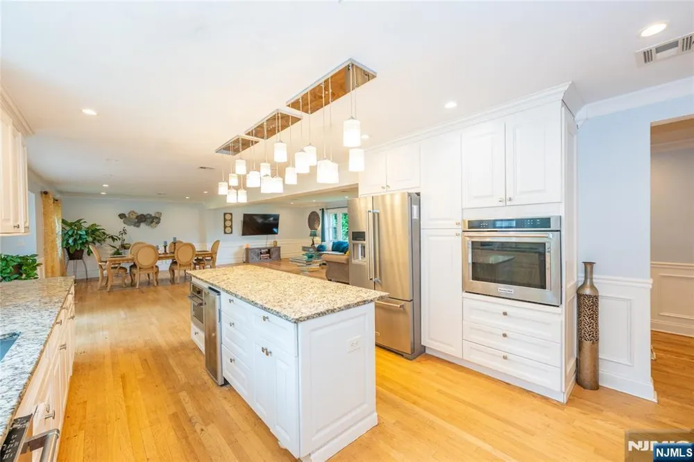 375 Queens Court Ridgewood, NJ 07450