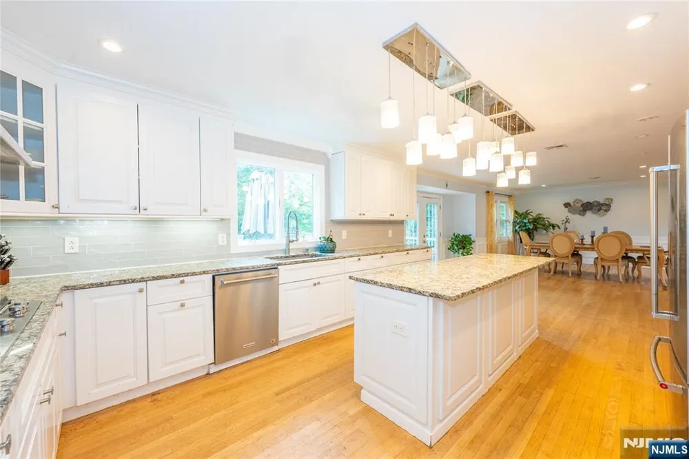 375 Queens Court Ridgewood, NJ 07450