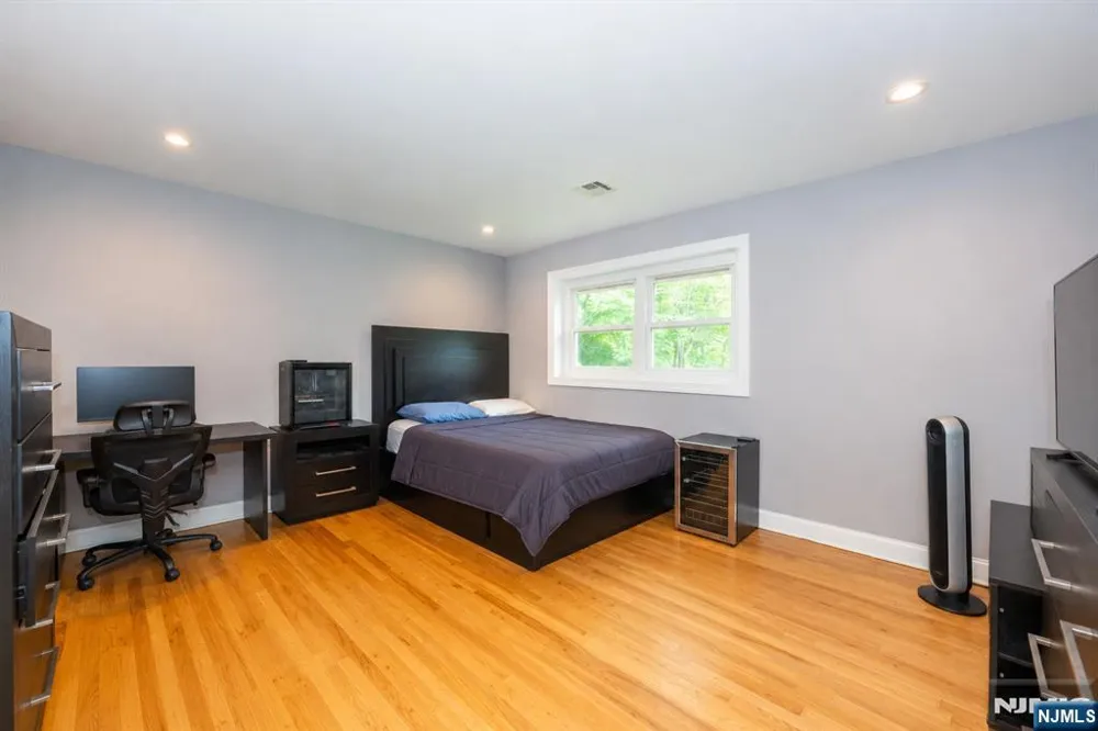 375 Queens Court Ridgewood, NJ 07450