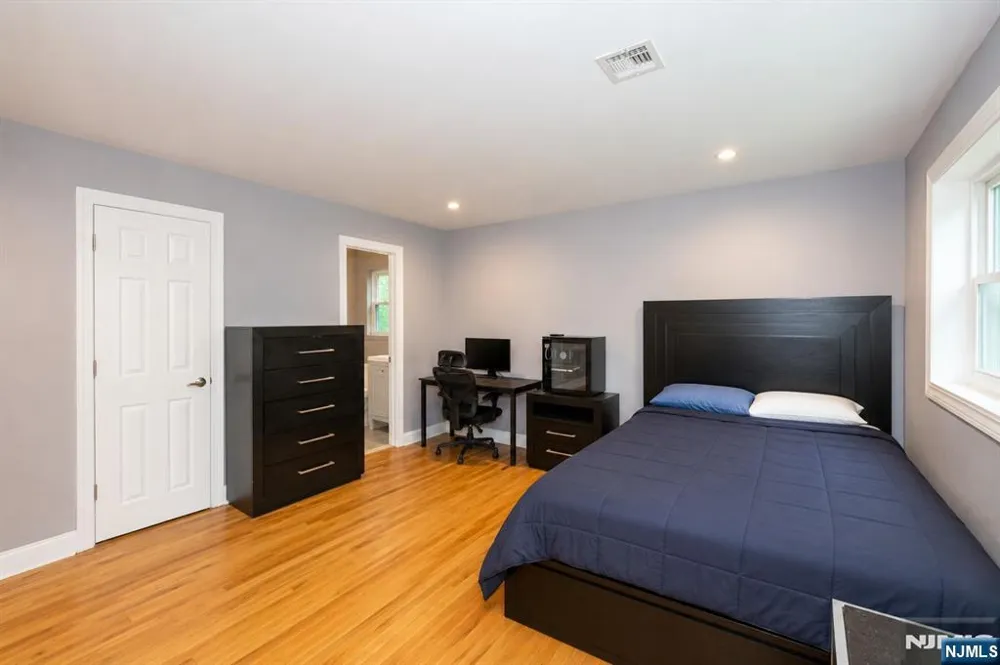 375 Queens Court Ridgewood, NJ 07450