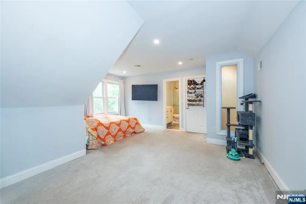 375 Queens Court Ridgewood, NJ 07450